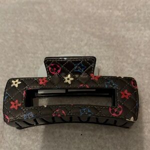 NWT -Black Floral Pattern Hair Claw Clip
